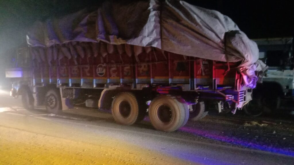नेशनल हाईवे पर ट्रक और मेटाडोर की भिड़ंत, 5 घायल, ट्रक में फंसे ड्राइवर को निकालकर अस्पताल पहुंचाया