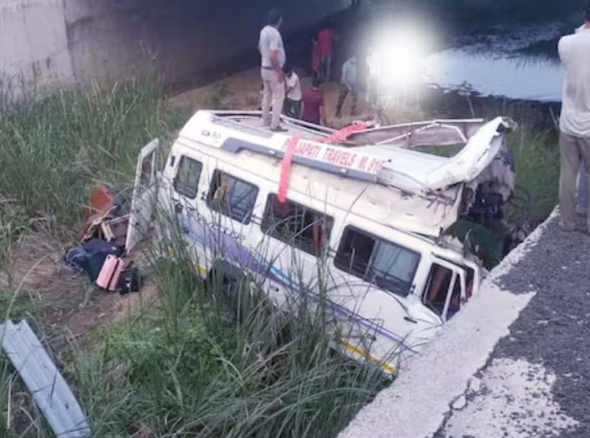 VIDEO : भोपाल से खाटूश्याम जा रही बस खाई में गिरी, आठ की मौत, एक्सप्रेसवे पर हुआ हादसा, देखिए विजुअल्स
