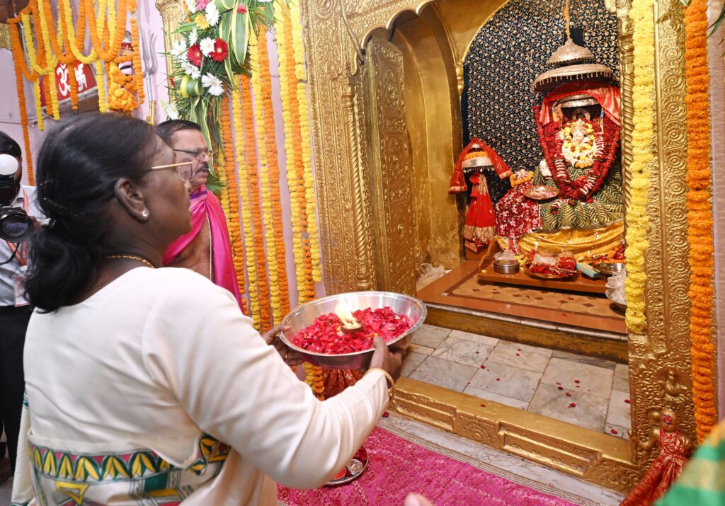 President in Bastar राष्ट्रपति द्रौपदी मुर्मु बस्तर पहुंची, मां दंतेश्वरी मंदिर में की पूजा-अर्चना, मुरिया दरबार में शामिल हुईं, एक्सक्लुजिव तस्वीरें देखिए