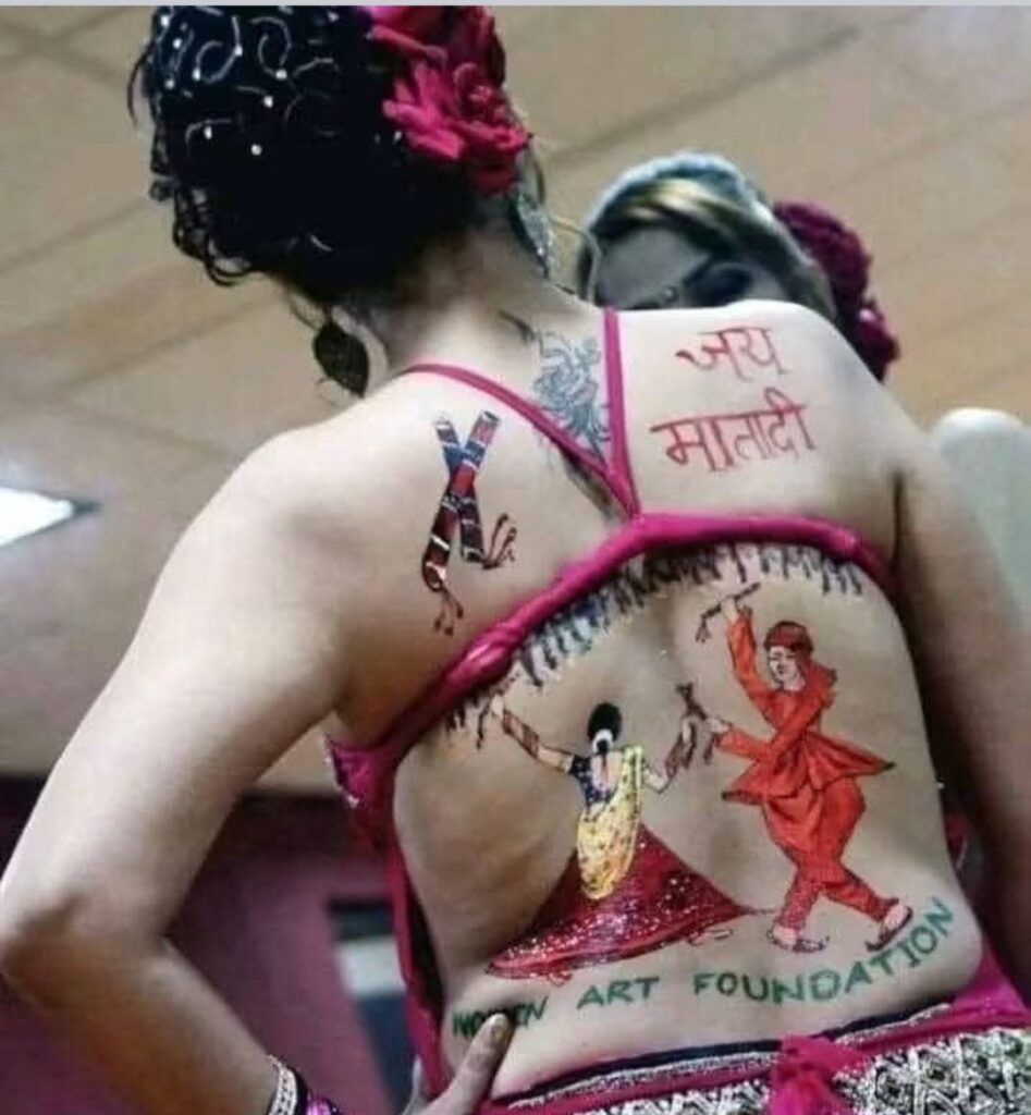 Navratri : रास गरबा में युवतियों और महिलाओं की ड्रेस वायरल हुई, देखिए विवादों में आई वायरल तस्वीरें