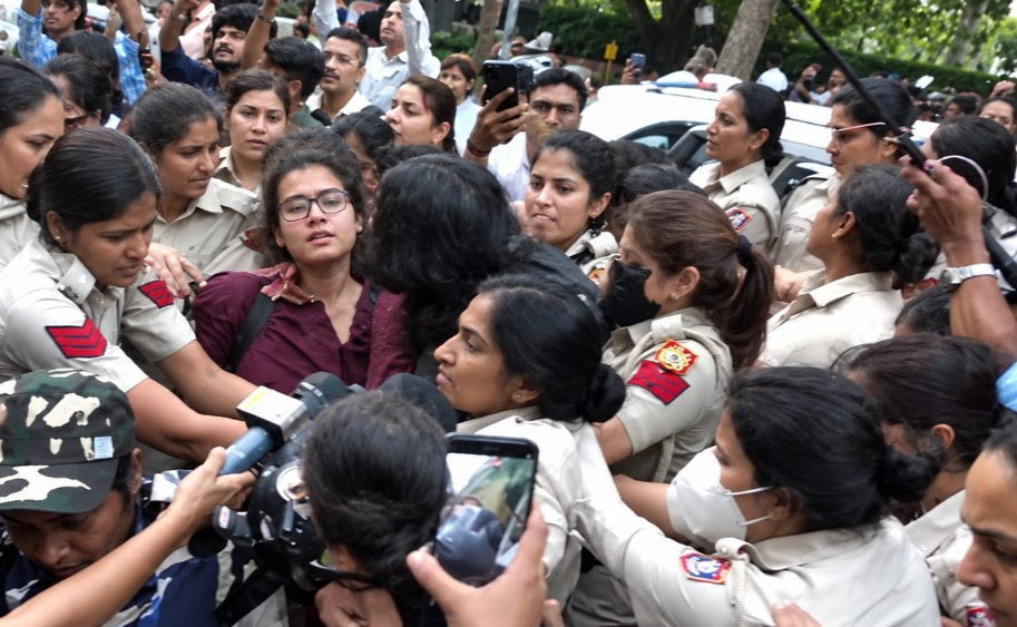 तिरंगा मार्च LIVE: हिरासत में लिए गए दिपके और नेहा बोरा, प्रदर्शन से पहले दिल्ली पुलिस की बड़ी कार्रवाई
