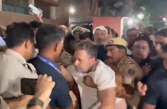 Big Breaking : राहुल-प्रियंका गांधी हिरासत में, चुनाव आयोग के मुख्यालय पर दे रहे थे धरना, देखिए वीडियो