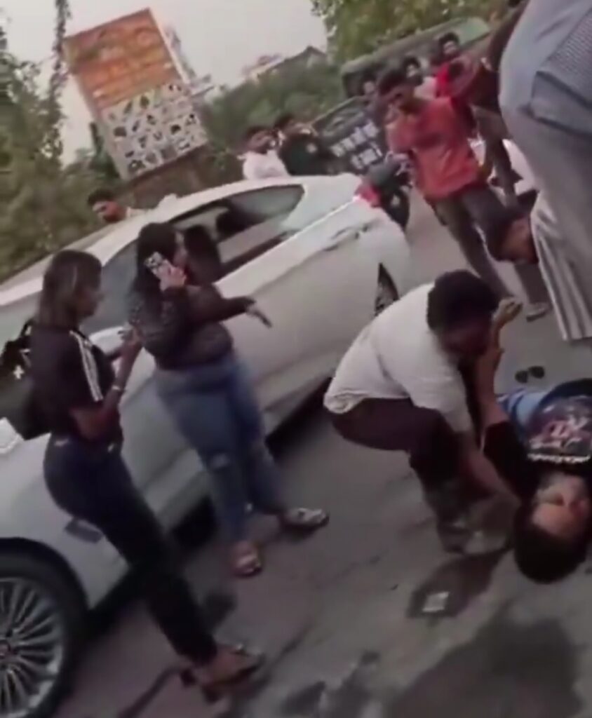 Murder Live सोशल मीडिया इन्फ्लुएंसर मधुसूदन उर्फ मेड संधू की गोली मारकर हत्या, विवादित गानों पर दी थी कट्टरवादियों ने धमकी, देखिए घटना का लाइव वीडियो