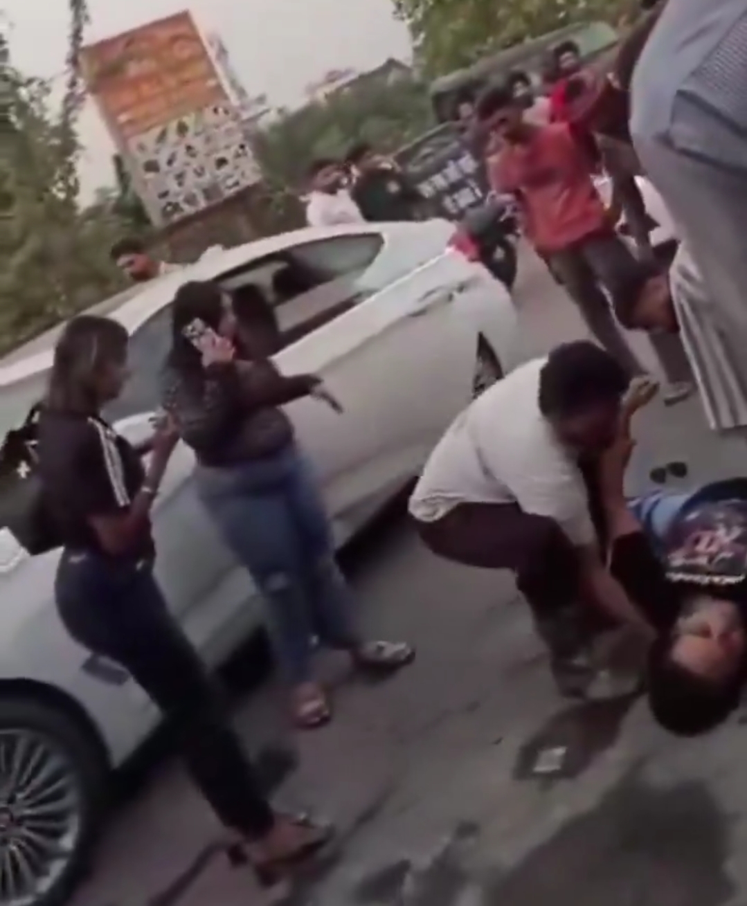 Murder Live सोशल मीडिया इन्फ्लुएंसर मधुसूदन उर्फ मेड संधू की गोली मारकर हत्या, विवादित गानों पर दी थी कट्टरवादियों ने धमकी, देखिए घटना का लाइव वीडियो