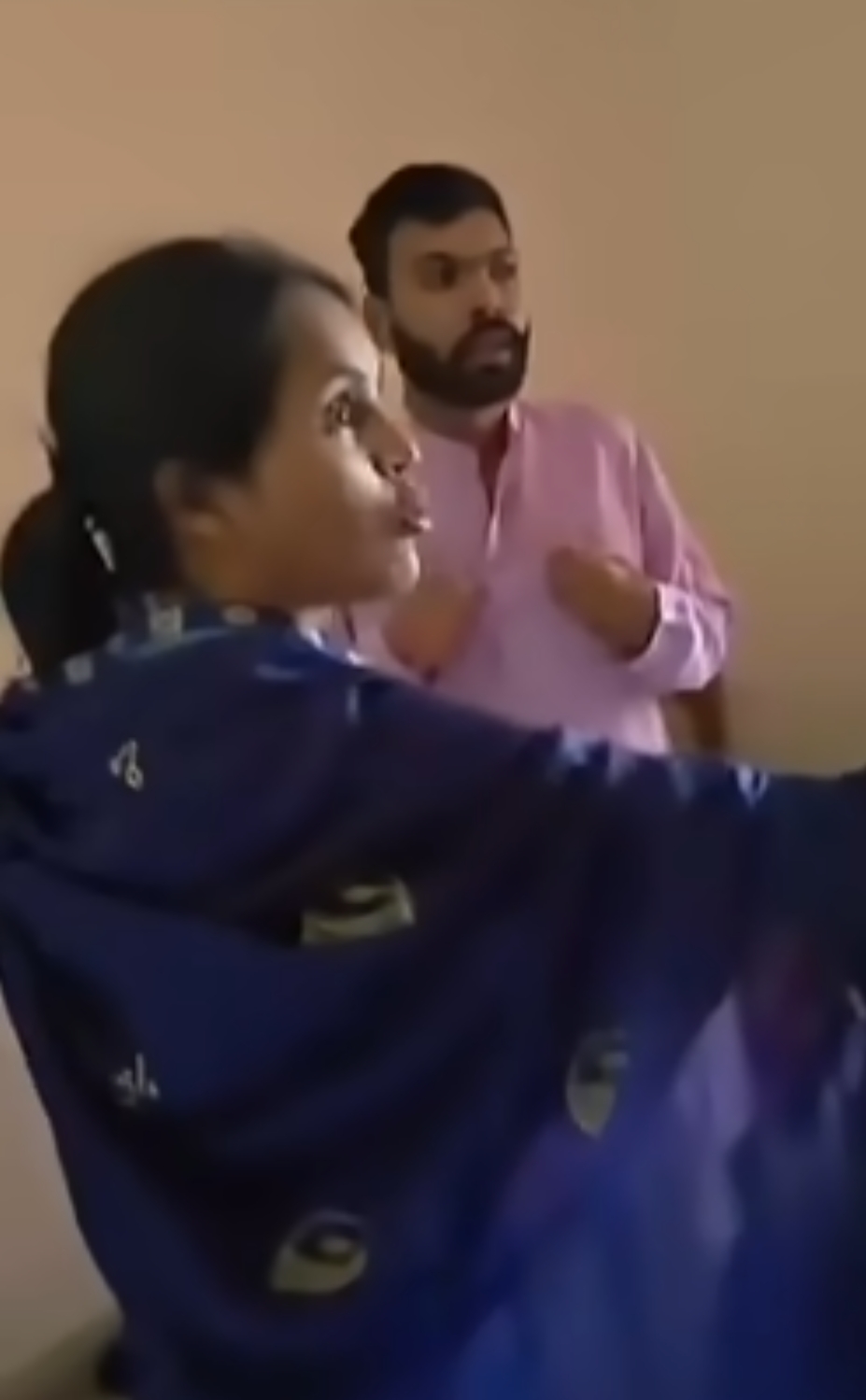 VIRAL हिंदूवादी आचार्य विजय दगड़ी होटल में दूसरी महिला के साथ पकड़ाया, पुलिस के सामने पत्नी ने पकड़ा रंगेहाथों, प्रेमिका को जमकर सुनाई खरीखोटी