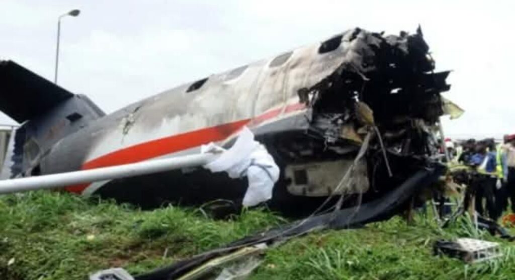 Military Aircraft Crash: क्रू मेंबर्स समेत 32 यात्रियों की मौत, वायु सेना का विमान क्रैश, देखिए खौफनाक वीडियो