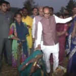 केंद्रीय मंत्री शिवराज सिंह चौहान धरने पर बैठे, बोले- ये अन्याय की इंतिहा है, प्रशासन और सरकार को जमकर कोसा, प्रभावित परिवारों से मुलाकात की
