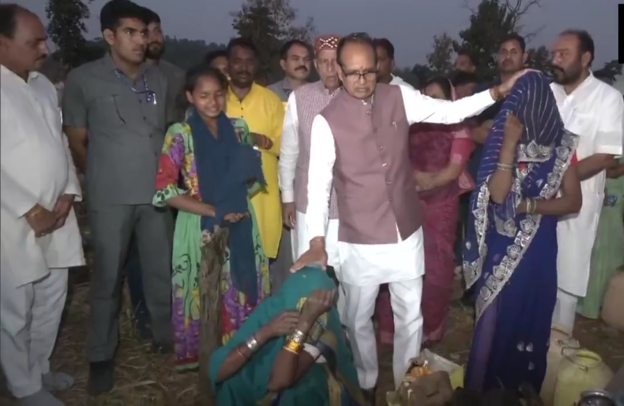 केंद्रीय मंत्री शिवराज सिंह चौहान धरने पर बैठे, बोले- ये अन्याय की इंतिहा है, प्रशासन और सरकार को जमकर कोसा, प्रभावित परिवारों से मुलाकात की