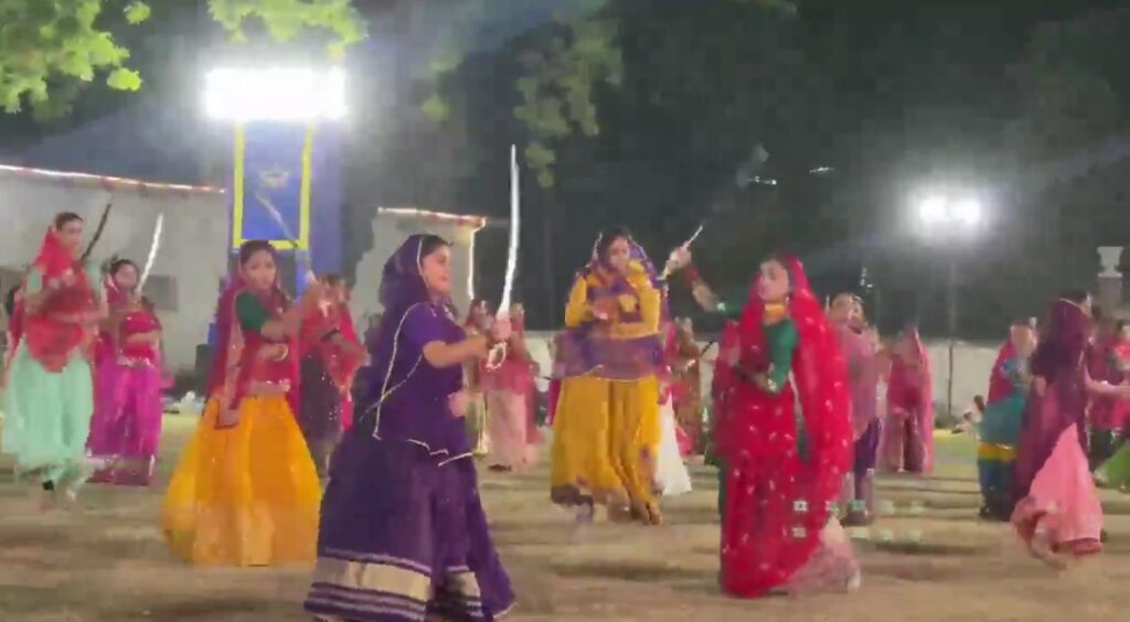 नवरात्रि पर तलवार रास, राजकोट के राजवी पैलेस में रानियों ने जीप में बैठकर किया शक्ति शौर्य का प्रदर्शन, खेला तलवार रास, देखिए वीडियो