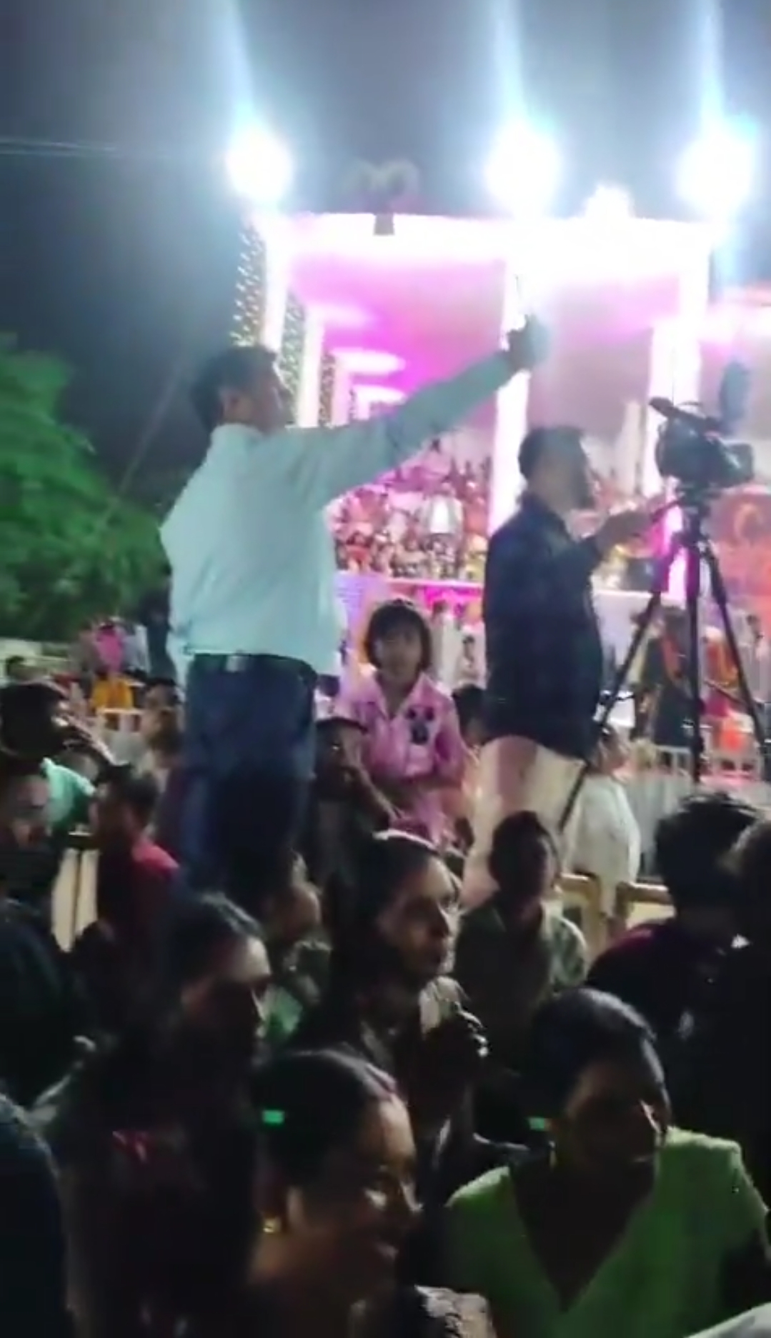 VIRAL रावण जलने के पहले ही हुआ ब्लास्ट, दो झुलसे, विधायक और महापौर बाल बाल बचे देखिए वीडियो