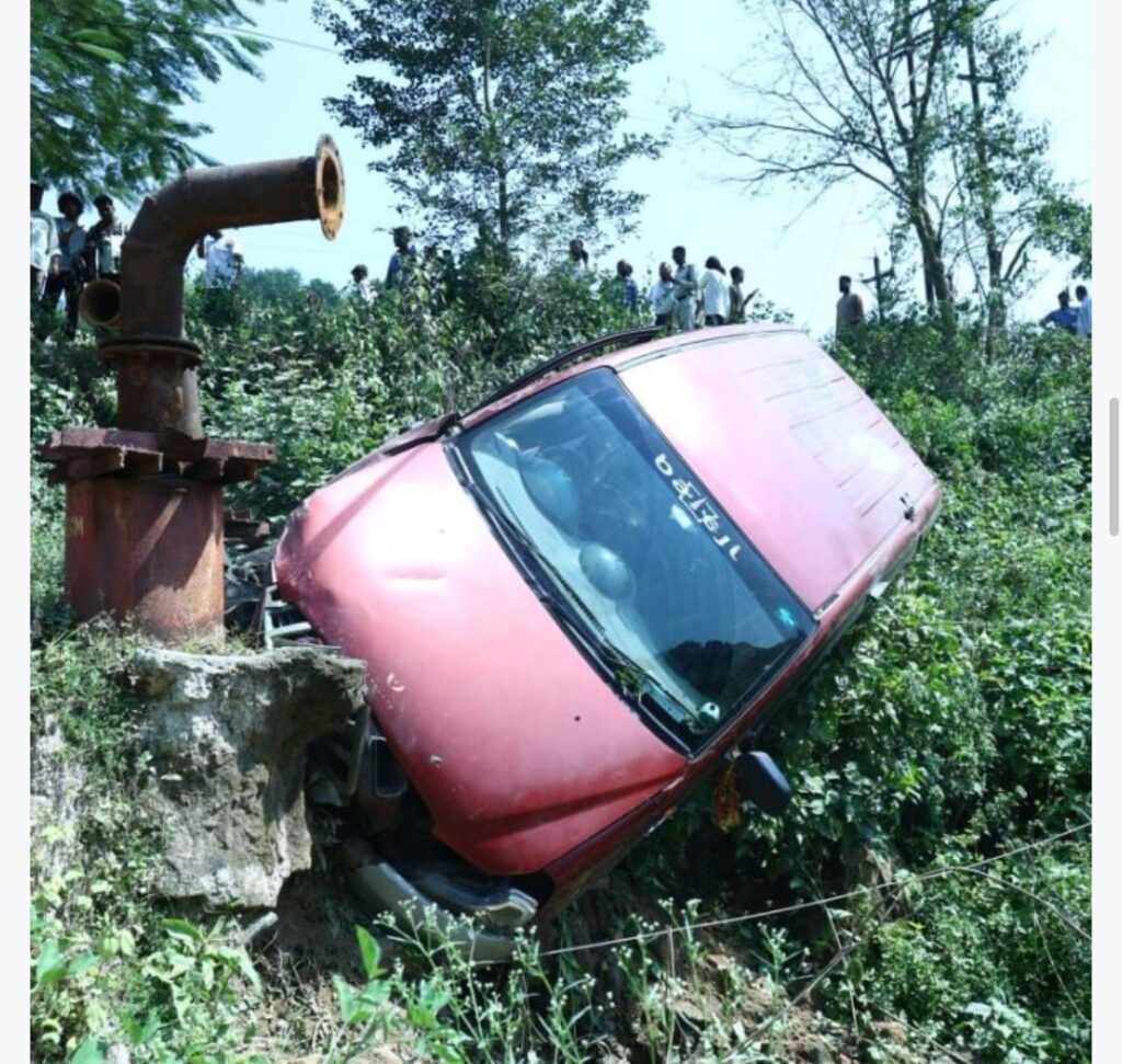 Car Accident : चिरमिरी के बड़ा बाजार में अनियंत्रित होकर खाई में गिरी कार, 6 लोग गंभीर रूप से घायल