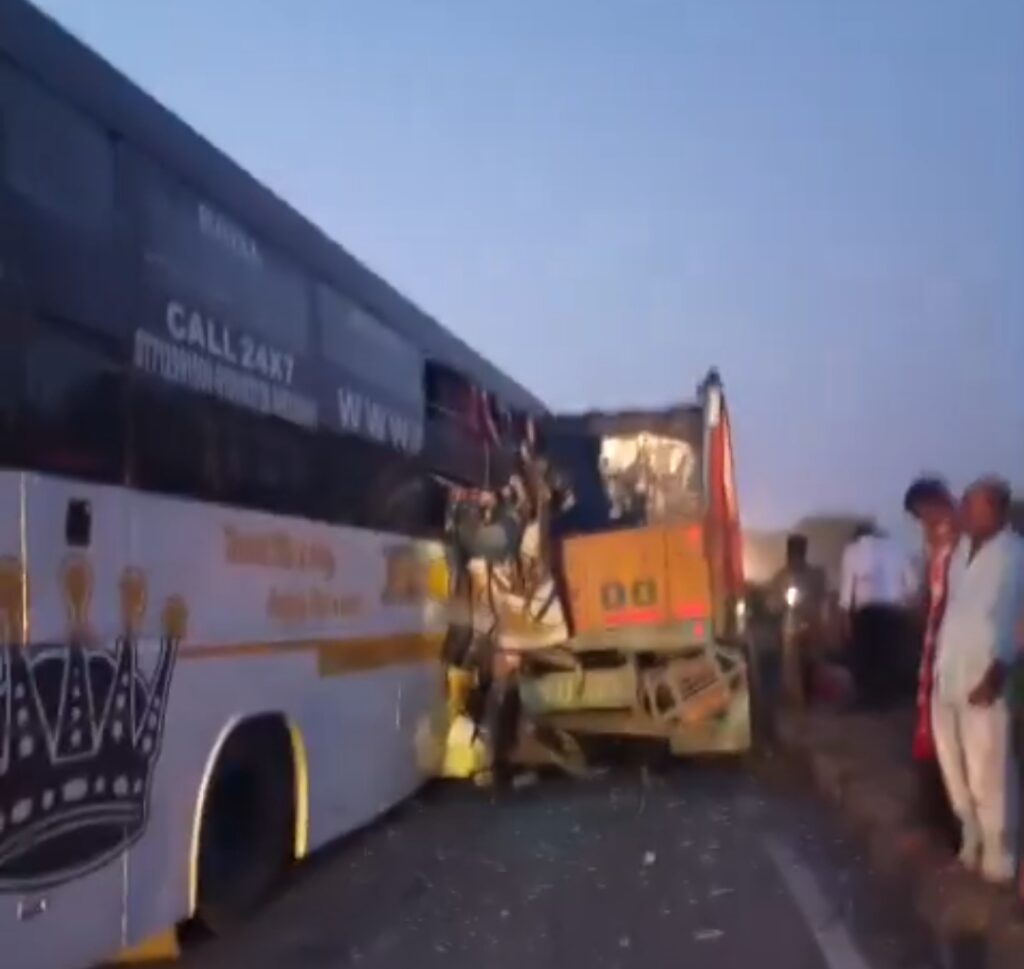 LIVE: बिलासपुर-रायपुर हाईवे पर भीषण सड़क हादस, 03 लोगों की मौत, 10 घायल, देखिए वीडियो