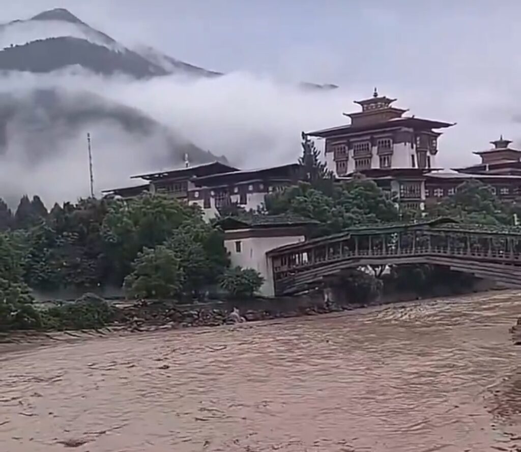 BREAKING Glof : Bhutan में फूटा ग्लेशियर लेक, गर्म पानी का कुंड बहा, हाईवे-सड़कें उखड़ीं, बंगाल-असम में बाढ़ का अलर्ट, See Video