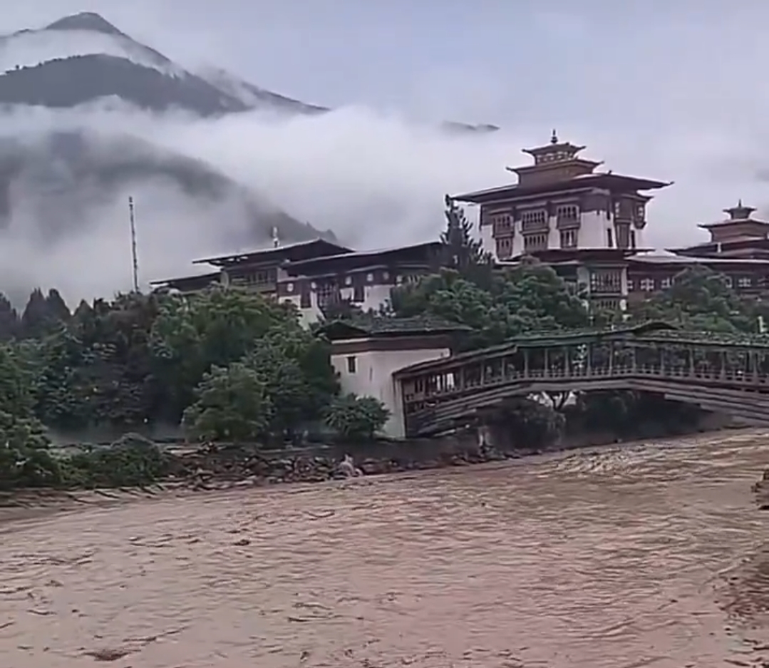 BREAKING Glof : Bhutan में फूटा ग्लेशियर लेक, गर्म पानी का कुंड बहा, हाईवे-सड़कें उखड़ीं, बंगाल-असम में बाढ़ का अलर्ट, See Video
