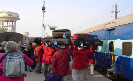 Indian Railways New Rule: रेलवे का नया नियम आज से लागू, काउंटर से टिकट लेते समय यात्रा बीमा चुनने पर टिकट किराये समेत पूरी रकम चुकानी होगी
