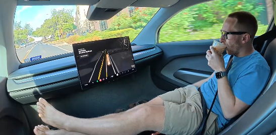 Driverless car ड्रायवरलेस कार के फायदे जानिए, मालिक ड्रायवर सीट पर सोता रहा, कार चलती रही, भारत में सफल क्यों नही हो सकती, देखिए वीडियो