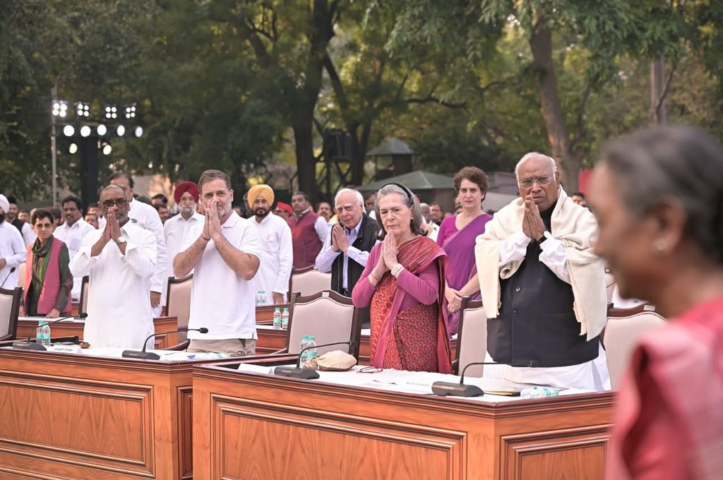 Mock parliament दिल्ली में सजी माक संसद, पूर्व लोकसभा अध्यक्ष मीरा कुमार ने की अध्यक्षता, मोदी ने पहुंचकर सबको हतप्रभ किया ?