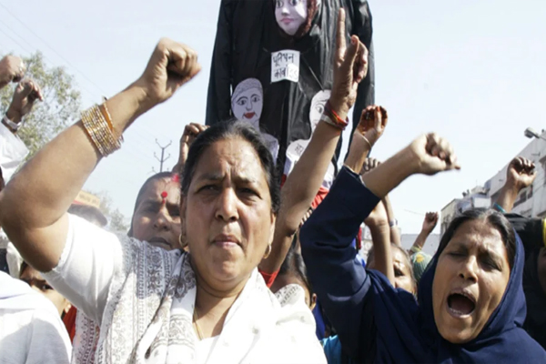 बच्ची की हत्या के विरोध में आक्रोशित लोगों ने भोपाल में किया प्रदर्शन, थाने में घुसने का प्रयास किया