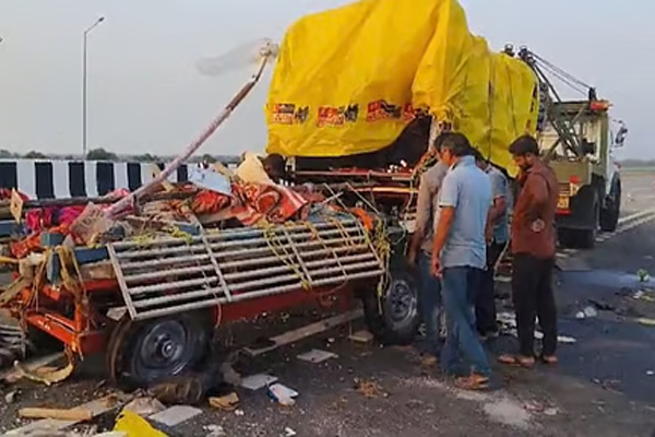 बड़ी खबर: ट्रक-पिकअप वाहन की टक्कर में 7 श्रमिकों की मौत, 20 अन्य घायल