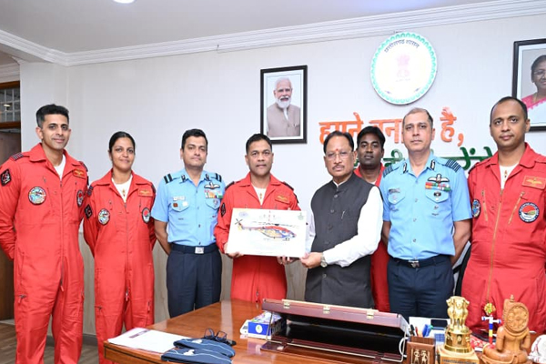 CG State Foundation Day: CM साय से भारतीय वायु सेना की टीम ने की मुलाकात, 2 नवंबर को दिखाएंगे एयर शो का रोमांचक नजारा