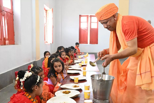 शारदीय नवरात्र की महानवमी को मुख्यमंत्री योगी ने किया कन्या पूजन…