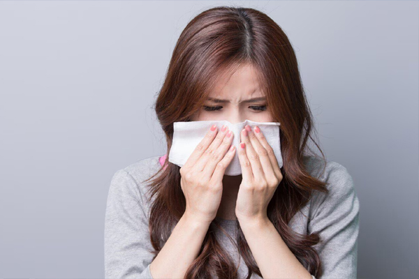 सर्दी-खांसी-जुकाम: गले में दर्द से बोलना हो रहा है मुश्किल? दवाओं से पहले ट्राई कर लें ये आसान तरीके