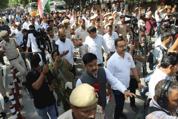 एसआईआर प्रक्रिया में गड़बड़ियों और सीईसी ज्ञानेश कुमार को हटाने की मांग को लेकर इंडिया गठबंधन का मार्च