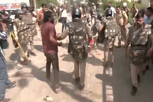 इंदौर में सड़क से अतिक्रमण हटाने के दौरान सरकारी अमले पर पथराव, आठ लोग गिरफ्तार
