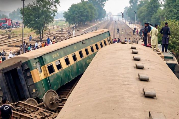 पटरी से उतरी ट्रेन छह लोगों की मौत, 40 अन्य घायल…