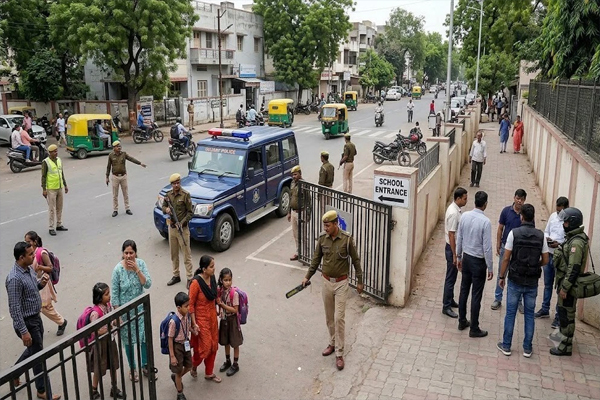 बड़ी खबर: 10 निजी स्कूलों समेत दिल्ली और अहमदाबाद के स्टेडियम को बम से उड़ाने की धमकी