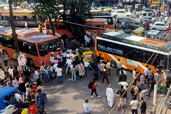 इंदौर में मिनी बस चुराकर अंधाधुंध गति से दौड़ाई, दो वाहनों को मारी टक्कर…