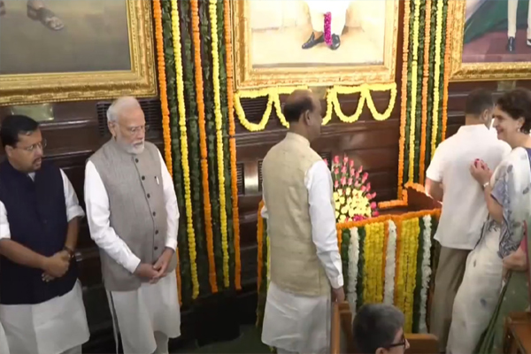संसद में ऐतिहासिक संविधान सदन का आयोजन: महात्मा गांधी- लाल बहादुर शास्त्री को दी गई श्रद्धांजलि, स्कूली बच्चे भी हुए शामिल