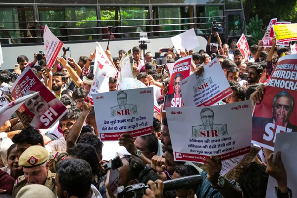 चुनाव आयोग और एसआईआर को लेकर प्रदर्शन: 500 से ज्यादा प्रदर्शनकारी हिरासत में, इंटरनेट सेवा बंद, मेट्रो के 12 स्टेशन बंद