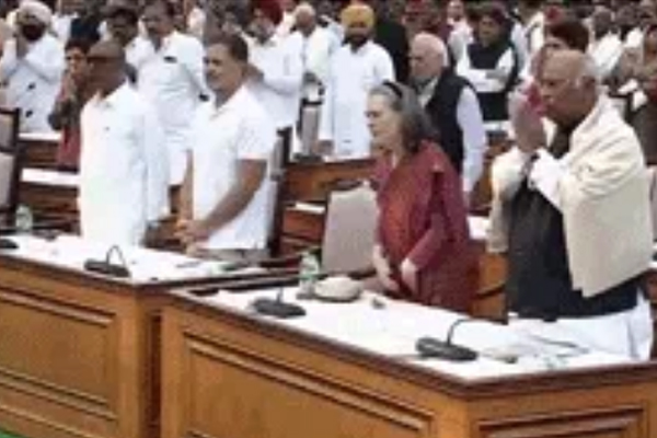 मॉक संसद में ज्ञानेश कुमार के खिलाफ जन महाभियोग प्रस्ताव पेश, खरगे बोले- हम लोकतंत्र के लिए लड़ रहे