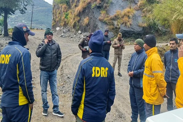उत्तराखंड हेलीकॉप्टर हादसे में जान गंवाने वाले छह लोगों के शव निकालने के लिए अभियान जारी