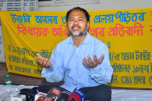 असम: बाढ़ प्रभावित परिवारों को मुआवजे का आश्वासन मिलने के बाद गोगोई का धरना समाप्त