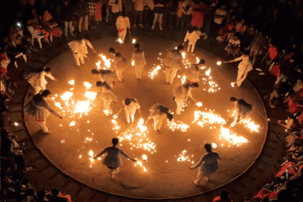 Mashaal Raas Garba : जलती आग के बीच गरबा करते हैं युवा, अधूरी है नवरात्रि इसे देखे बगैर
