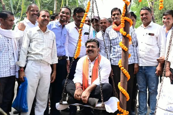गन्ना उत्पादक किसानों में उत्साह एवं खुशी: उप मुख्यमंत्री शर्मा को शक्कर की बोरियों से तौलकर जताया आभार