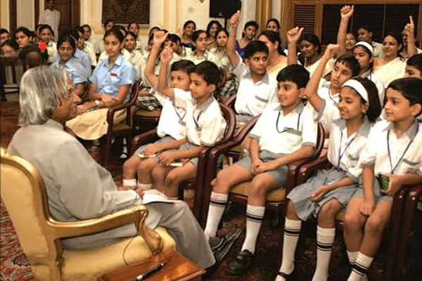 पढ़ाई में टॉपर बनना है, करियर में आगे निकलना है या फिर जिंदगी में कुछ बड़ा करना है? पढ़े डॉ. कलाम की ये 5 किताबें
