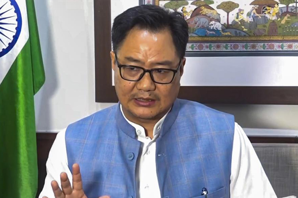 ‘दिमागी नक्सलियों’ और देशभक्त भारतीयों के बीच लड़ाई की लकीर खींच गई है: रीजीजू