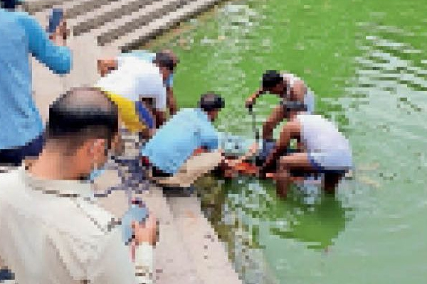 मोबाइल फोन को लेकर छोटे भाई से विवाद के बाद बड़े भाई ने तालाब में कूदकर आत्महत्या की