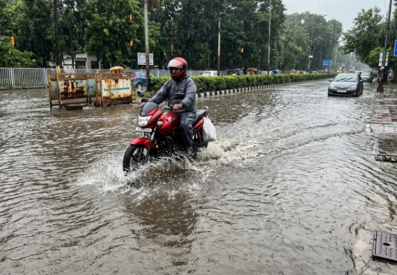 Cyclone Arnab चक्रवात अर्नब का लैण्डफाल पूरा, अब तक 05 की मौत, एक लाख से अधिक लोग शिविरों में, देखिए वीडियो