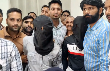 VIDEO टाइगर श्रॉफ फायरिंग मामले में हिरासत में लिए गए तीन संदिग्धों की तस्वीरें, रैकी करके घटना को दिया गया अंजाम