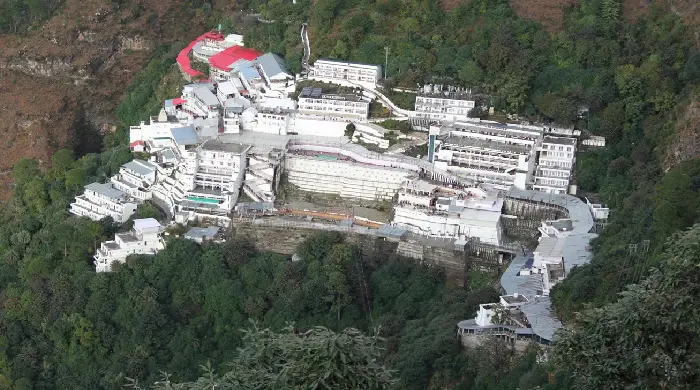 वैष्णो देवी: नवरात्र में अब तक चार लाख श्रद्धालुओं ने किए दर्शन, सालाना आंकड़ा एक करोड़ पहुंचने की उम्मीद