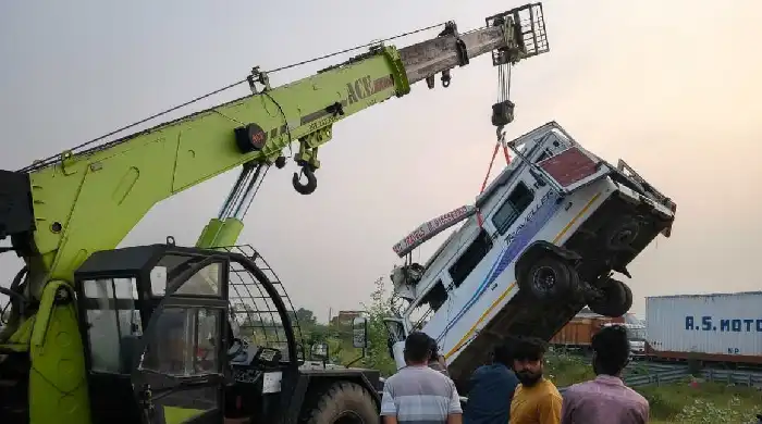 कोटा में दिल्ली-मुंबई एक्सप्रेस-वे पर भीषण हादसा: नाले में गिरी 25 यात्रियों से भरी टेंपो ट्रैवलर, बैतूल के करीब 6 लोगों की मौत की खबर